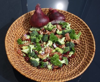Brokkolisalat med bacon og pinjekjerner