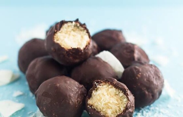 Νηστίσιμες Μπουκιές με Σοκολάτα & Καρύδα, τύπου Bounty -Vegan Chocolate & Coconut Bites by Evi and  «The healthy cook»!