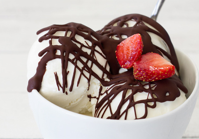 Παγωτό γιαούρτι με σως σοκολάτας