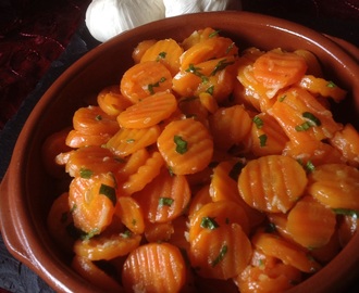 Entrée marocaine.Salade de carottes marinées vapeur.