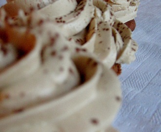 Cupcakes de chocolate rellenos de mascarpone y buttercream de moka