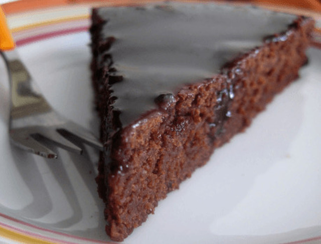 Υγρό κέικ σοκολάτας χωρίς αυγά, με γλάσο σοκολάτας, από το sintayes.gr!