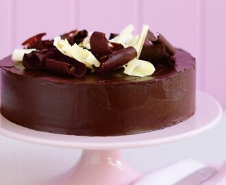 Κλασικό σοκολατένιο κέικ με γκανάς σοκολάτας και μπούκλες σοκολάτας