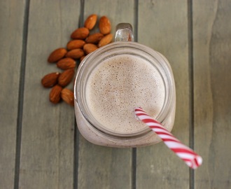 Frozen Banana, flaxseed and almond smoothie