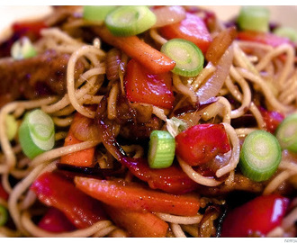 makaron Chow Mein z warzywami, czyli domowa chińszczyzna