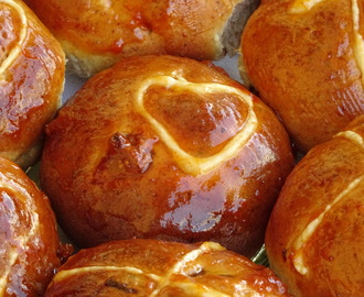 Μικρά «τσουρεκάκια» Hot cross buns