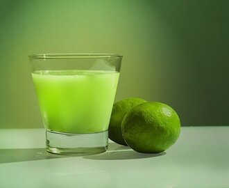 Erfrischende Limetten Limonade mit Tonic Water und Minze