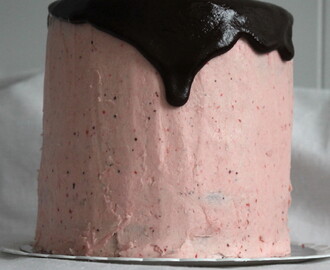 Layer cake de chocolate y fresa