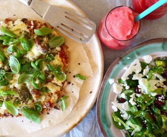 Vegetarpizza med blomkål og aubergine og salat med spinat og bønner