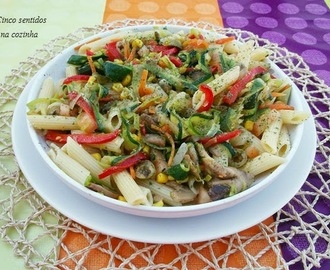 Salada de massa com legumes salteados