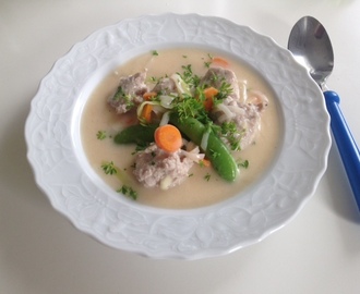 Thaisuppe med kyllingkjøttboller og risnudler (Tom Gha)