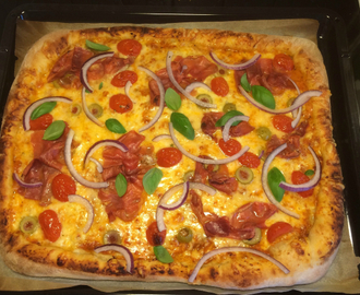 Hjemmelaget pizza med St Kristina skinke, tomat og oliven - servert med blåmuggdipp.