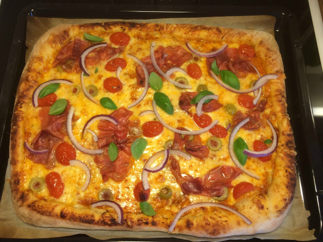 Hjemmelaget pizza med St Kristina skinke, tomat og oliven - servert med blåmuggdipp.