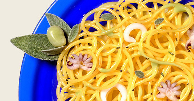 Spaghetti med salvie og rosmarin på bønnestuing