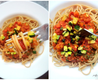 Spaghetti w sosie pomidorowym z soczewicą, marchewką, pietruszką i cukinią - sycący obiad na wyjeździe