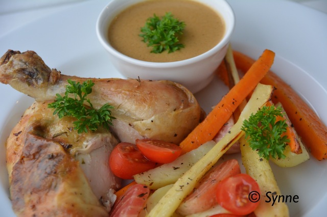 Helstekt kylling med urter, ovnsbakte rotgrønnsaker og himmelsk saus