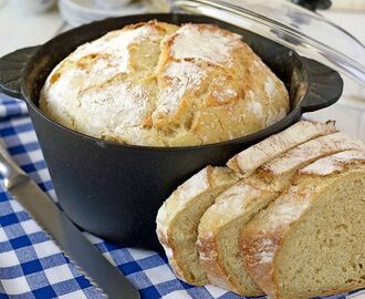 Knådfritt grytbröd där gjutjärnsgrytan gör brödet saftigt med en frasig yta. | Recipe - Baking in 2019