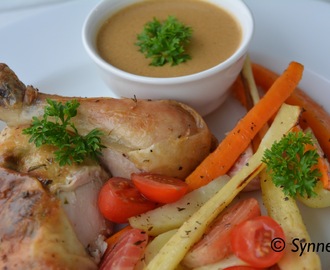 Helstekt kylling med urter, ovnsbakte grønnsaker og himmelsk saus