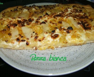 Pizza bianca con cebolla caramelizada y queso de cabra