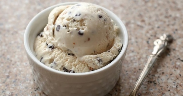 Σπιτικό παγωτό βανίλια με κομματάκια σοκολάτα
