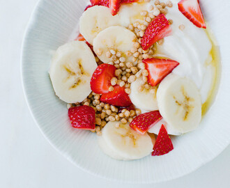 iogurte com mel, morangos e banana, um pequeno-almoço saudável e delicioso
