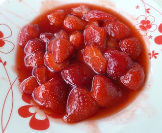 Γρήγορο trifle με γιαούρτι και καραμελωμένες φράουλες