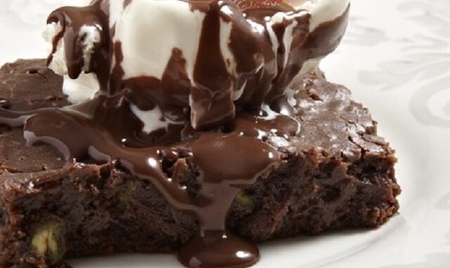 Brownies σοκολάτα με φιστίκια Αιγίνης, από τον Δημήτρη Χρονόπουλο και το olivemagazine.gr!