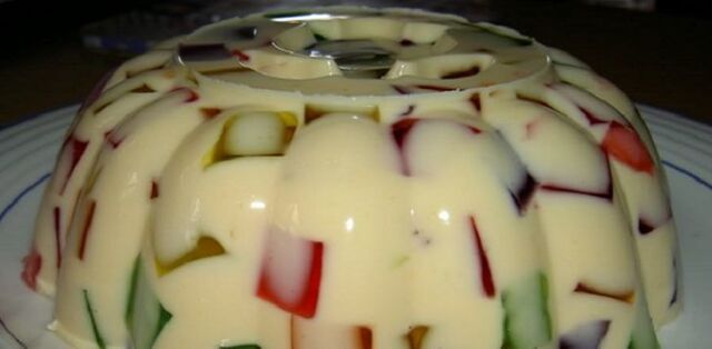 Gelatina deliciosa tricolor com leite condensado