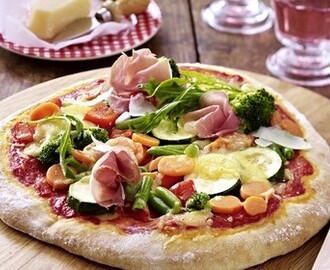 Schnelle italienische Pizza mit Parmaschinken, Gemüse und Parmesan