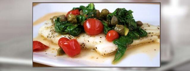 Bakt torsk med tomat, spinat og kapers