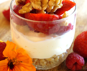 Et proteinrikt mellommåltid: gresk yoghurt med byggryn, valnøtter og friske bær