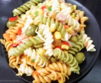 Salada de macarrão parafuso colorido