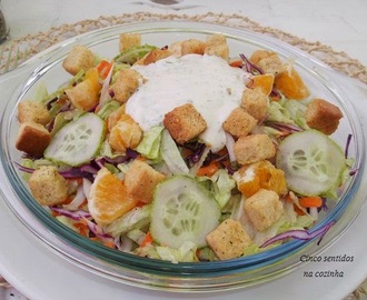 Salada crocante de alface, couve roxa, cenoura e croutons com molho de iogurte e ervas