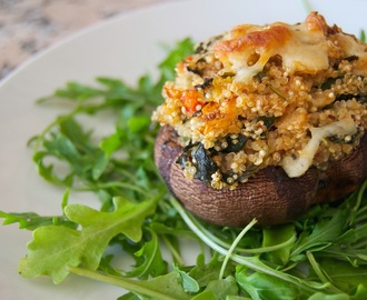 Cogumelos Portobello recheados com quinoa e espinafres [Portobello mushrooms stuffed with quinoa and spinach]