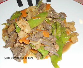 Tiras de vaca no wok com legumes