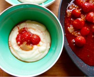 Vanillepudding mit warmen Erdbeeren und Rhabarber