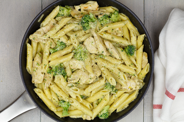 Pasta met broccoli en kip in roomsaus - Pasta recept | SmaakMenutie
