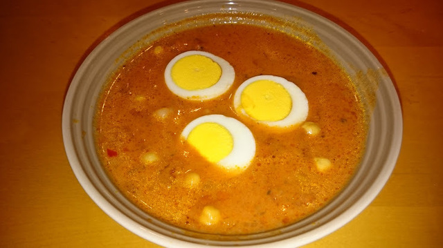 Kremet tomatsuppe med kikerter og egg