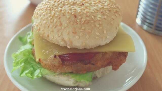 KFC Style Crispy Chicken Zinger Burger