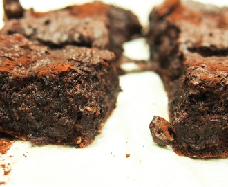 Mørk sjokoladekake; sukkerfri og uten helsekostprodukter
