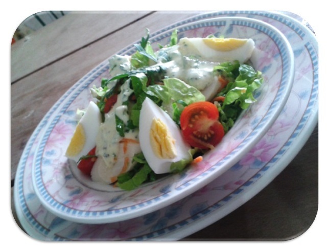 Salada Light Refrescante ao Molho de Iogurte Com Limão Pimenta e Ervas