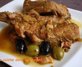 Plat de côte de porc aux olives et paprika