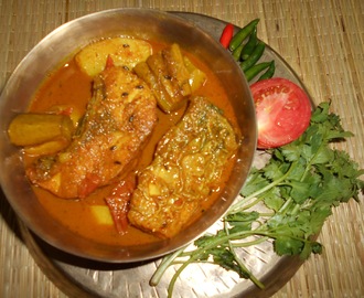 Bengali Style Aloo Potol Diye Macher Jhol / Bengali Style Fish Curry With Potato And Pointed Gourd