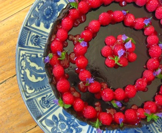 Tarte de chocolate negro com framboesas e gelatina de licor de cereja