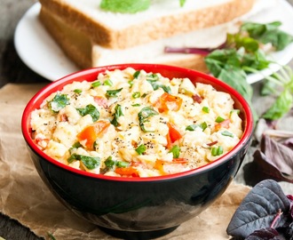 Scrambled eggs with spinach and tomatoes