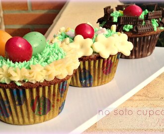 Cupcakes de chocolate decorados para Pascua y tarta de de chocolate con fresas y nata
