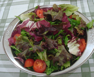 Salada de Alface Roxa, Radicchio, Rúcula e Tomate Italiano