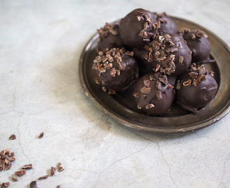 Chokladkulor av dadlar valnötter och mandel