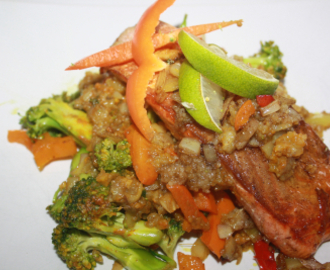 Steikt ørret med steikt quinoa og grønnsaker