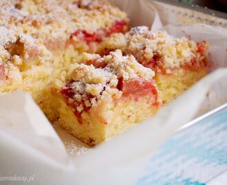 Słodkie ciasto drożdżowe z rabarbarem i truskawkami / Sweet yeast rhubarb and strawberry cake